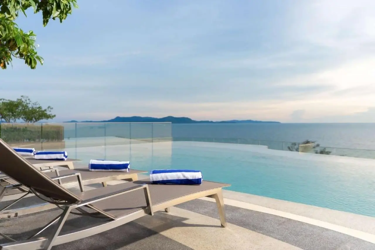 Infinity-Pool mit Meerblick im Bayphere Hotel Pattaya