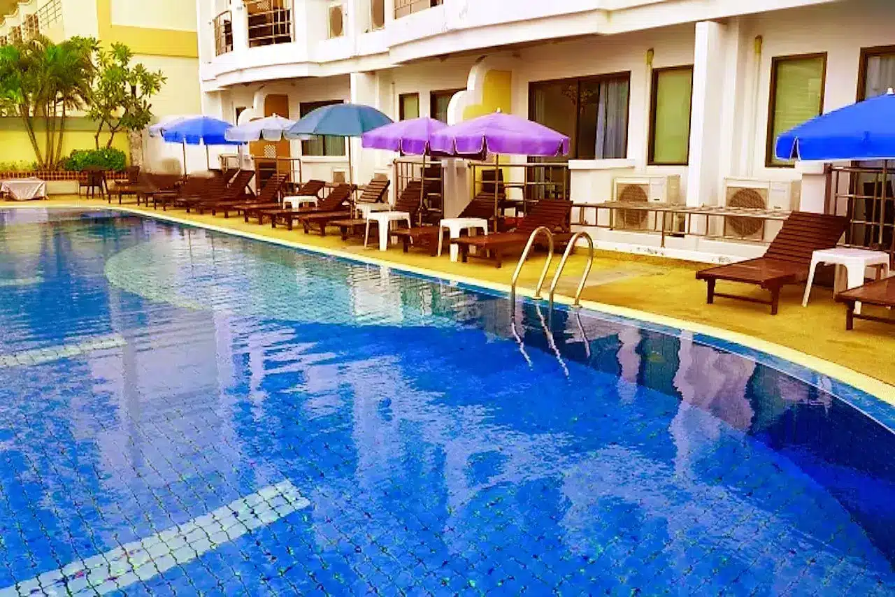 Großen Pool mit Sonnenliegen in der Best Beach Villa Pattaya.