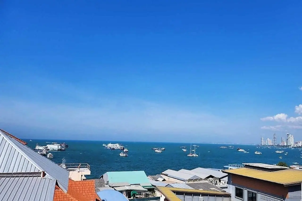 Aussicht vom Balkon auf das Meer im White Rose Hotel II Pattaya bei Sonnenschein