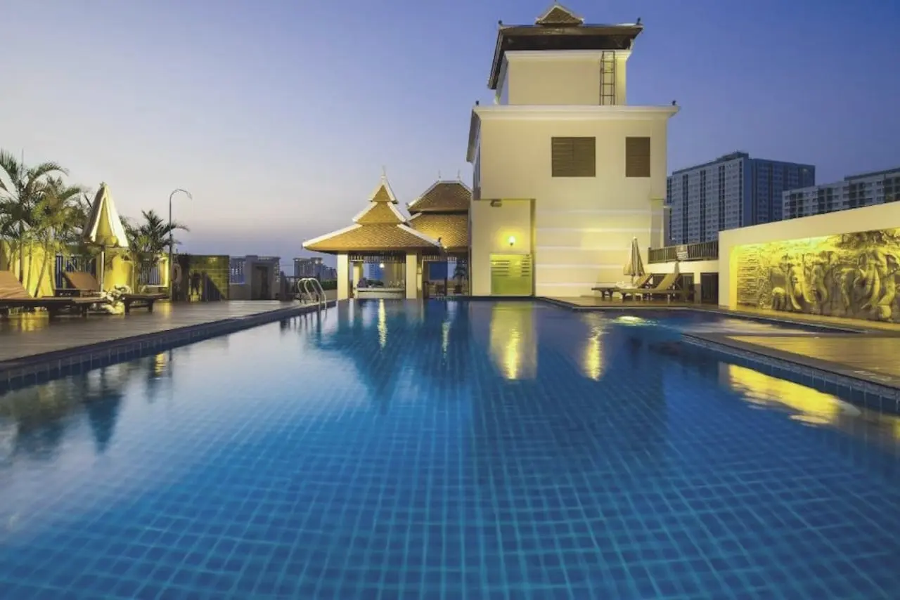 Infinity-Pool mit Sonnenliegen im Aiyara Palace Hotel Pattaya