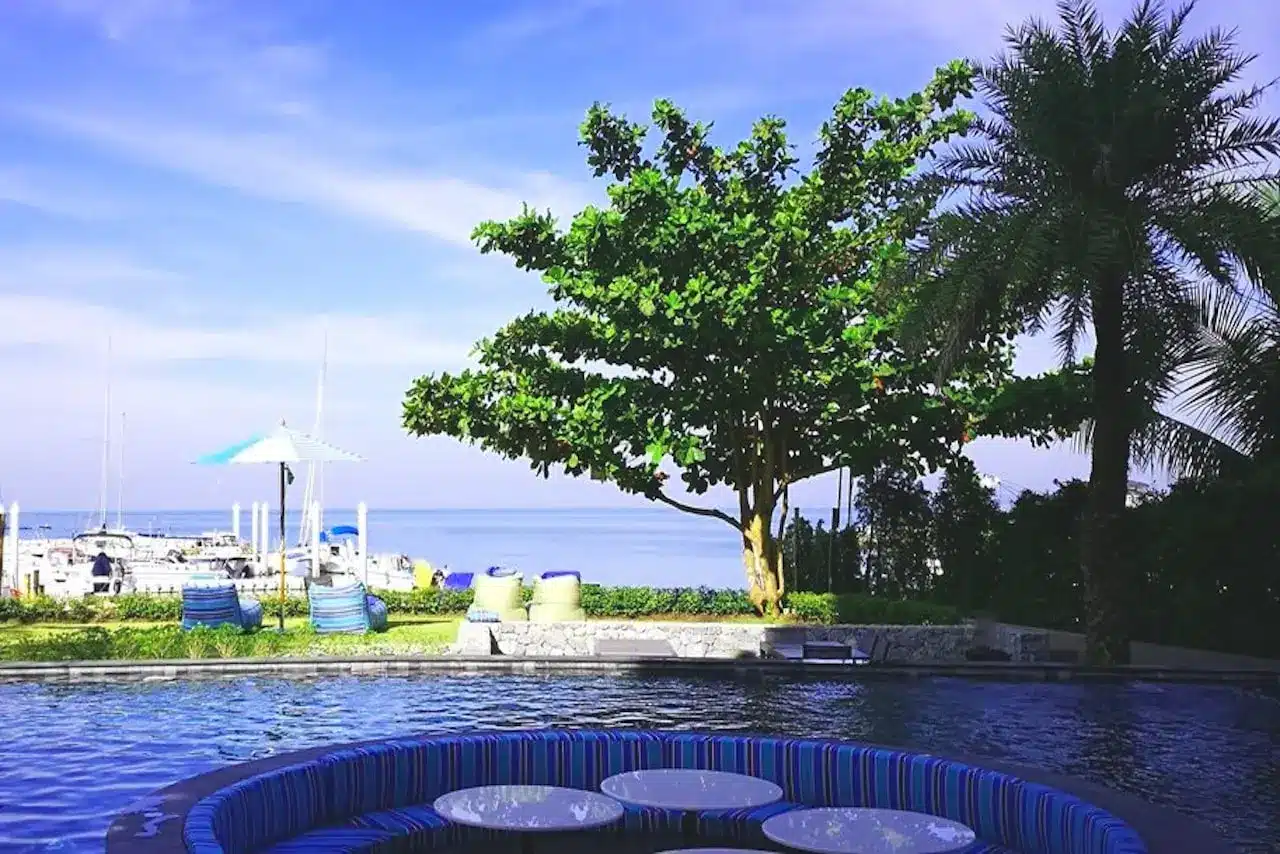 Einladender Pool des Worita Cove Hotel mit Blick auf das Meer in Na Jomtien Pattaya.