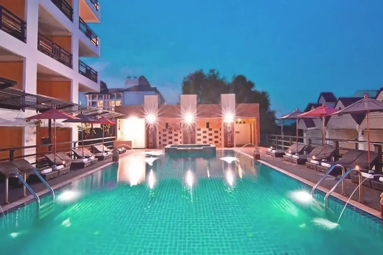 Das Vier-Sterne Golden Sea Pattaya mit Pool