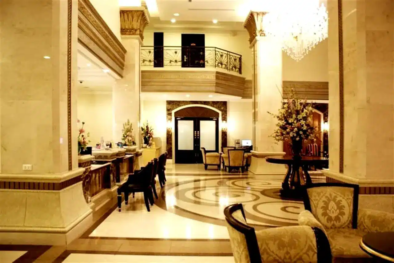 LK Residence Pattaya, edle Lobby mit Kronleuchter und gehobener Ausstattung