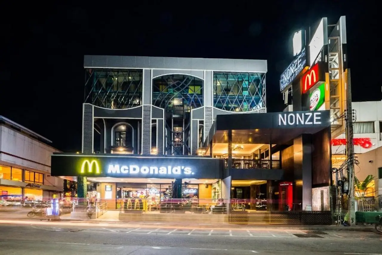 Nonze Hostel Pattaya, Eingangsbereich mit McDonald’s-Filiale, moderne Fassade an der Beach Road