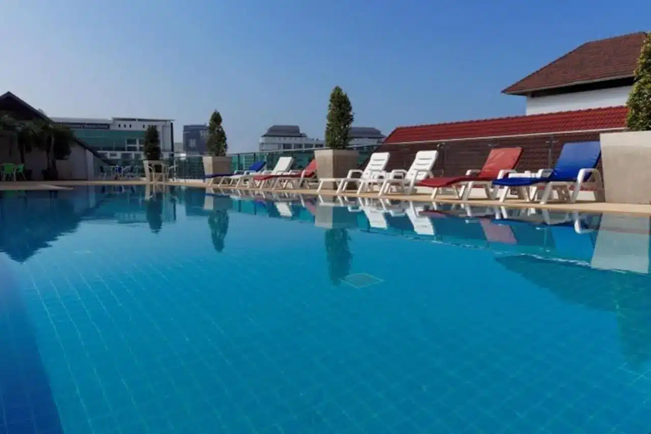Das Pattaya Blue Sky mit einem herrlichem Außenpool auf dem Dach.