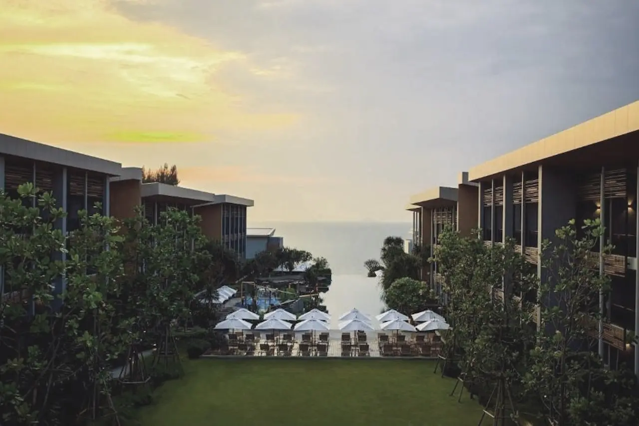 Renaissance Pattaya Resort bei Sonnenuntergang – Pool, Strand und Exklusivität in perfekter Harmonie
