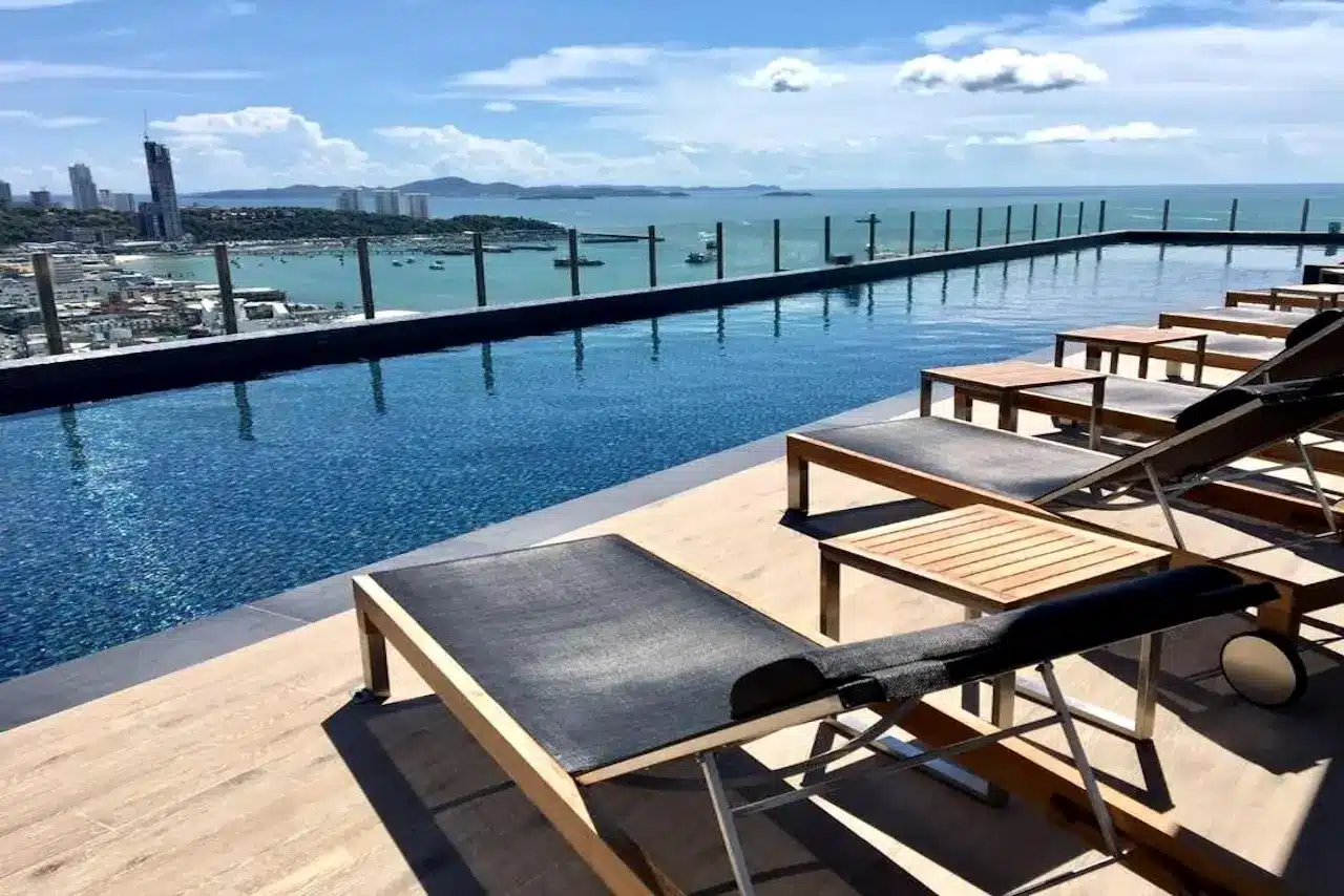 Rooftop-Infinity-Pool mit Panoramablick im The Base Central Pattaya