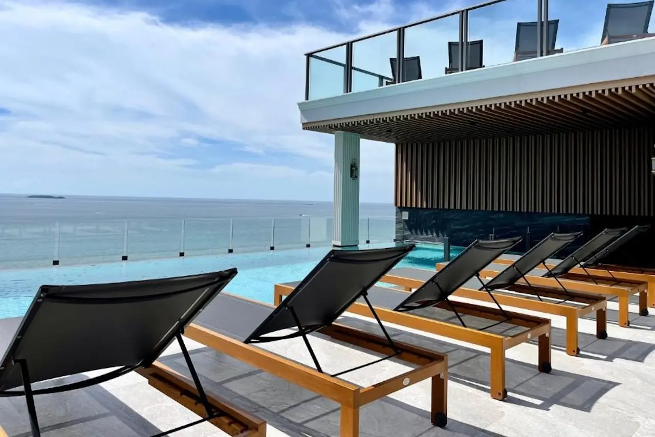 Infinitypool mit Meerblick im The Elysium Prațumnak Pattaya