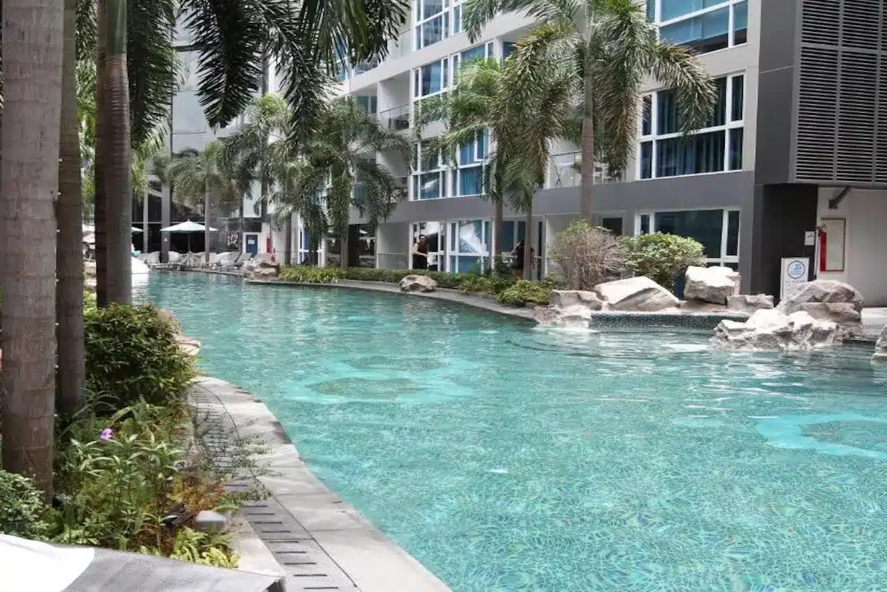 Poollandschaft der Central Pattaya Apartments in Pattaya