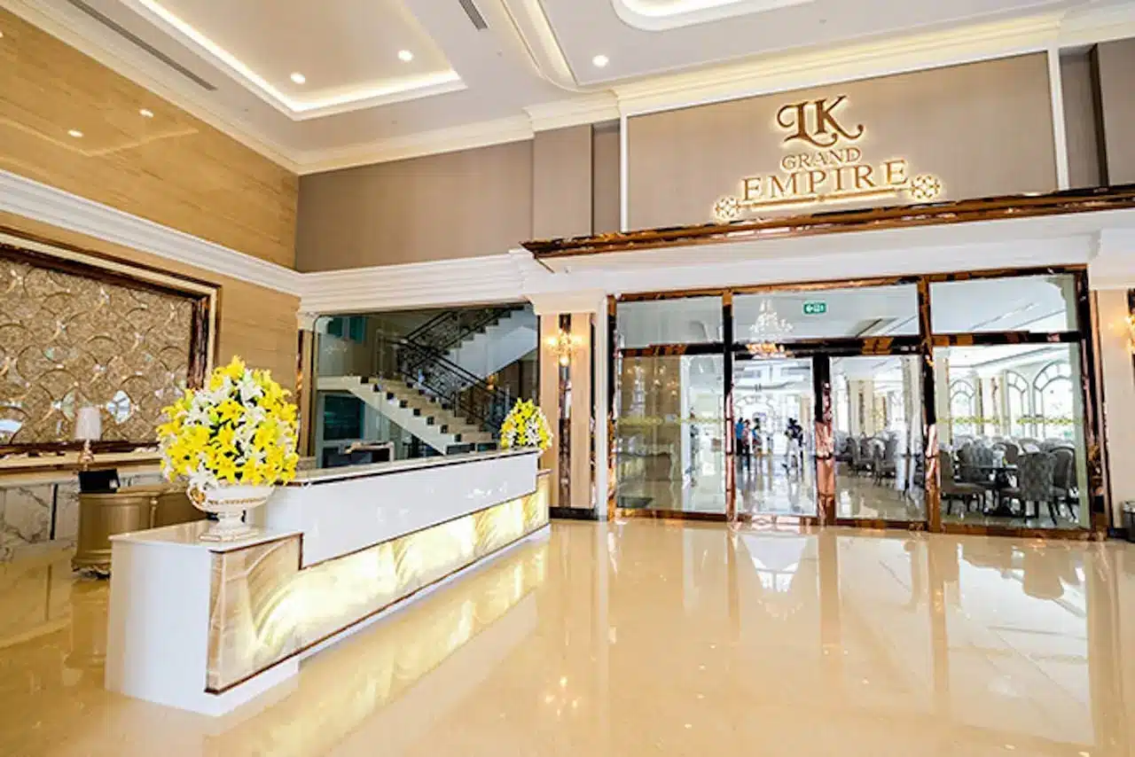 Helle, einladende Lobby des LK Grand Empire Pattaya mit stilvoller Einrichtung und viel Tageslicht.