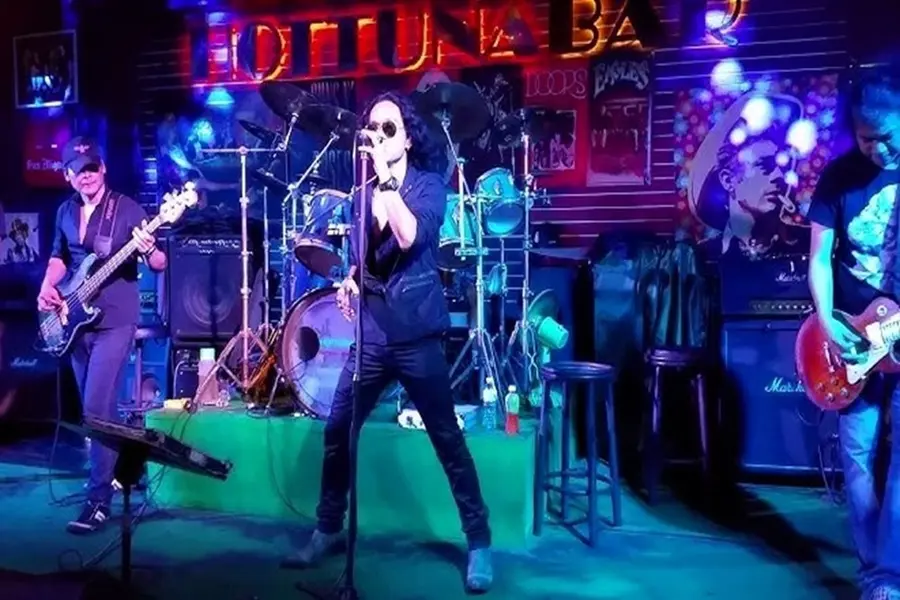 Live-Performance in der Hot Tuna Bar Pattaya: Rockmusik hautnah auf der berühmten Walking Street.