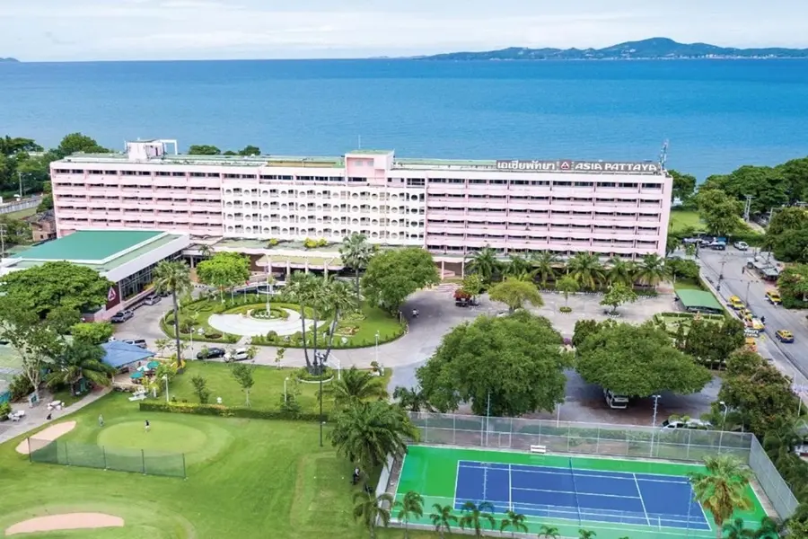 Das Asia Pattaya Hotel mit Tennisplatz direkt am Meer.