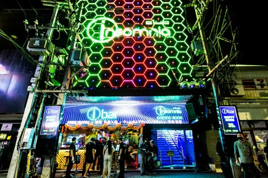 Beleuchteter Eingangsbereich des Insomnia Pattaya mit i-bar-Schriftzug bei Nacht