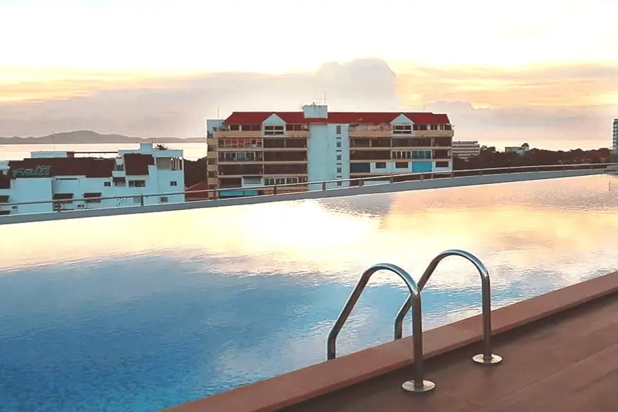 Infinity-Pool des Sirin Exclusive Hotel and Residence mit Blick auf Pattaya
