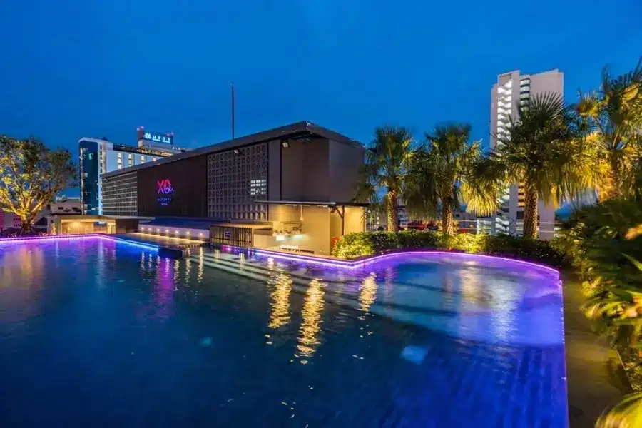 Pool am Abend im XQ Pattaya Hotel.
