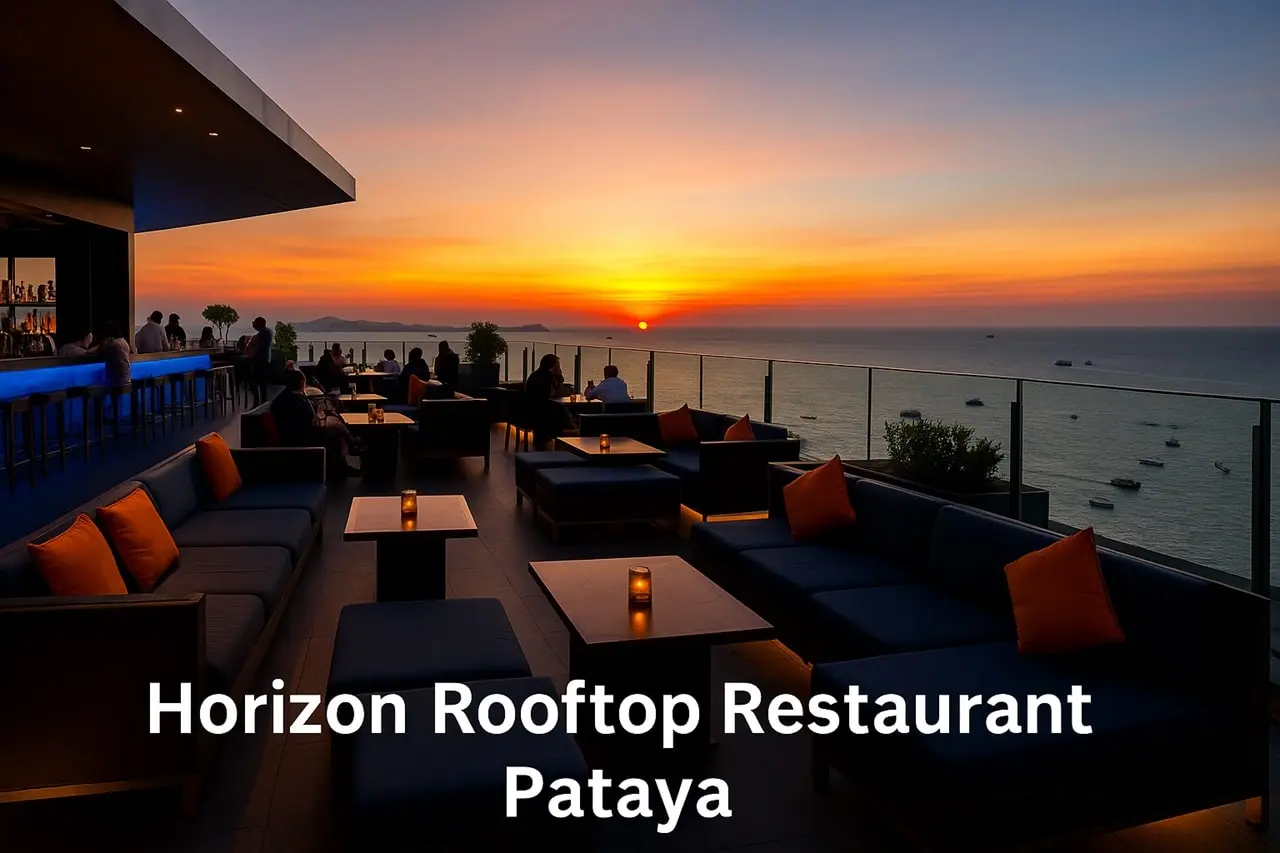 Panoramablick auf das Horizon Rooftop Restaurant & Bar im Hilton Pattaya bei Sonnenuntergang.