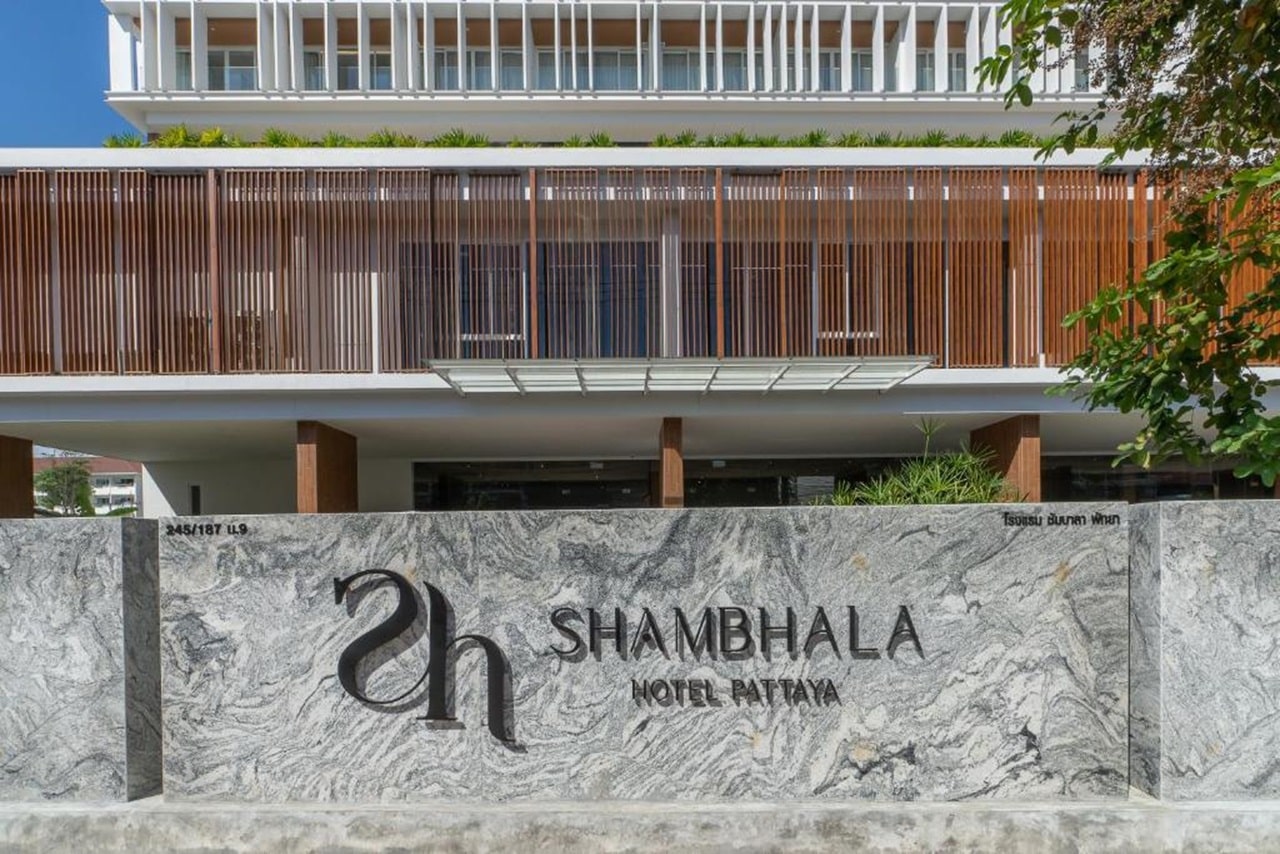 야외 수영장이있는 우아한 Shambhala Hotel Pattaya, Pattaya 중심부의 현대 방과 도시 건축물.