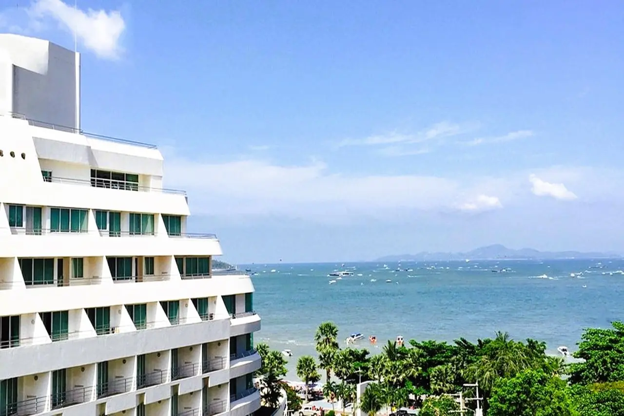 Seitenansicht des Baan Khun Nine Pattaya mit Balkonen und Meerblick bei Sonnenschein