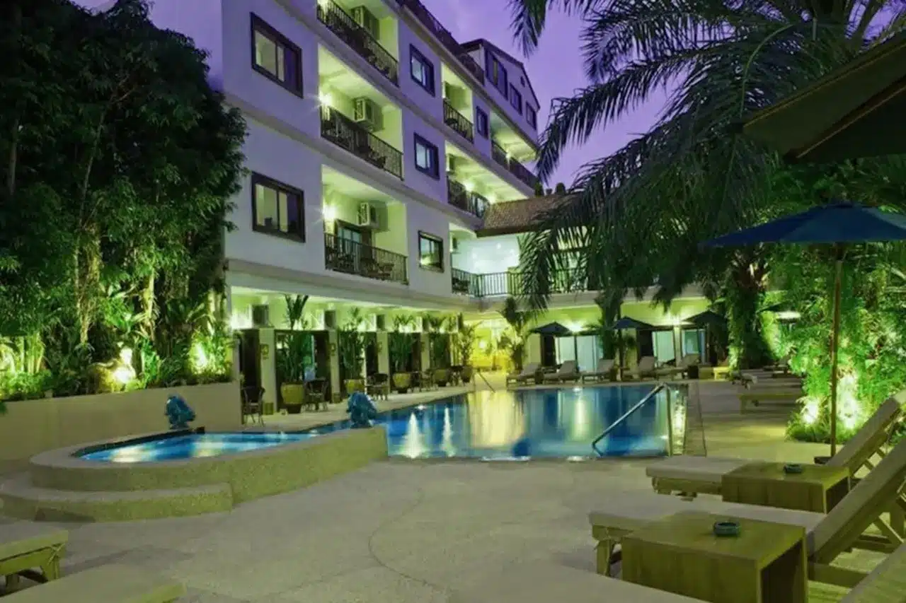 Poolebene und Blick auf das Baan Souy Resort.