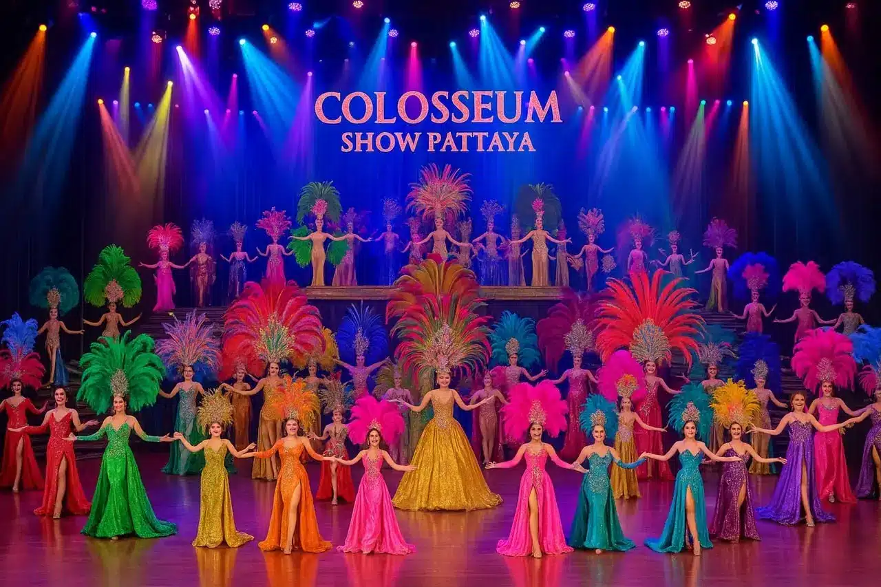 Große Bühne bei der Colosseum Show Pattaya mit vielen Darstellerinnen in farbenfrohen Kostümen, Glitter und bunten Lichteffekten.