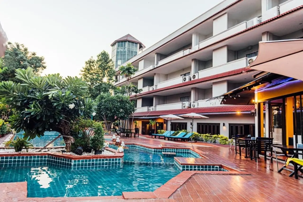 Großer Poolbereich des Gazebo Resort Pattaya und Gebäudeansicht.