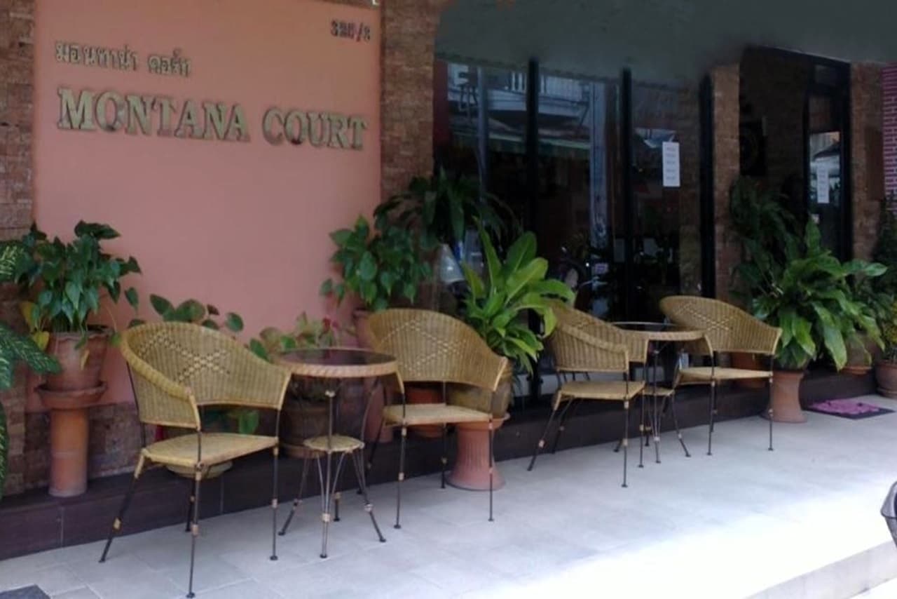 Montana Court Pattaya Eingang mit Tischen und Sitzgelegenheiten im Außenbereich, Hotel in zentraler Lage nahe Beach Road