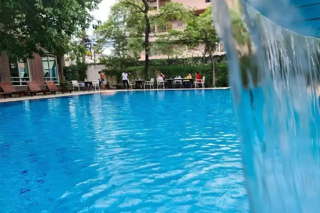 Blick auf den Poolbereich des PRS Hotel Pattaya mit einfacher Wasserfall.