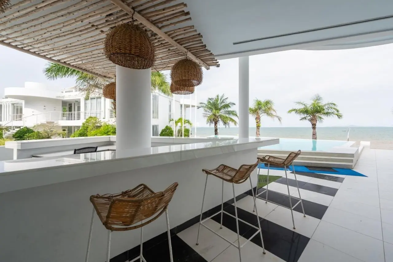 Poolbar mit angrenzendem Pool und Meerblick im Pure Sunset Beach, Na Jomtien bei Sonnenschein