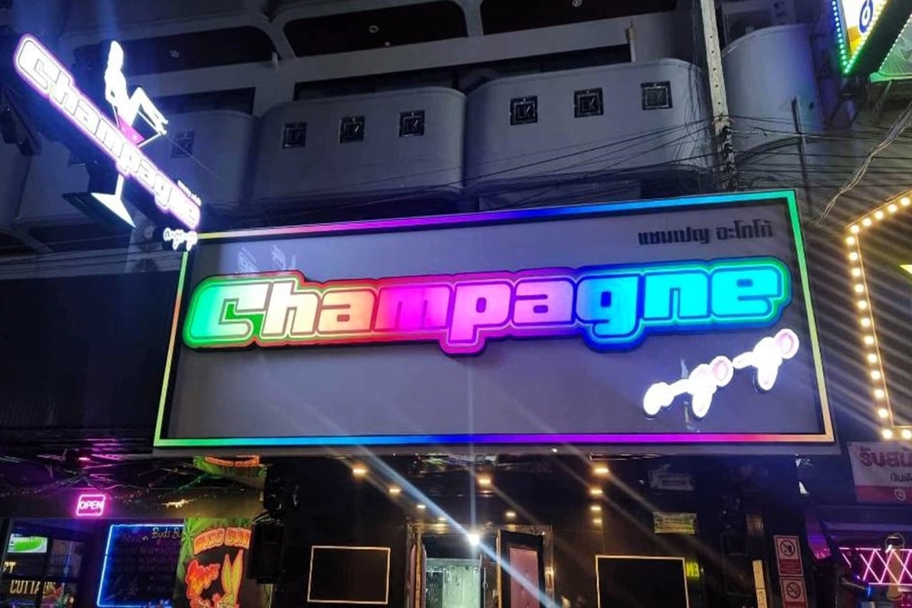 Leuchtender Schriftzug der Champagne A Go-Go Bar Pattaya