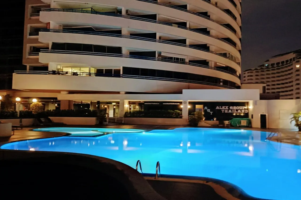 Das Jomtien PLAZA Condotel – moderne Ferienwohnungen mit Pool und Meerblick