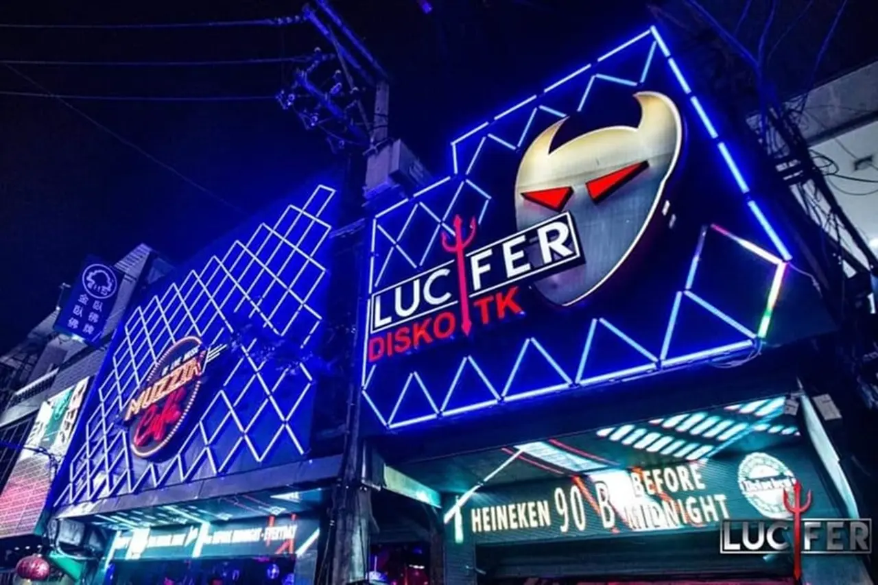 Beleuchteter Eingangsbereich der Lucifer Disko TK Pattaya