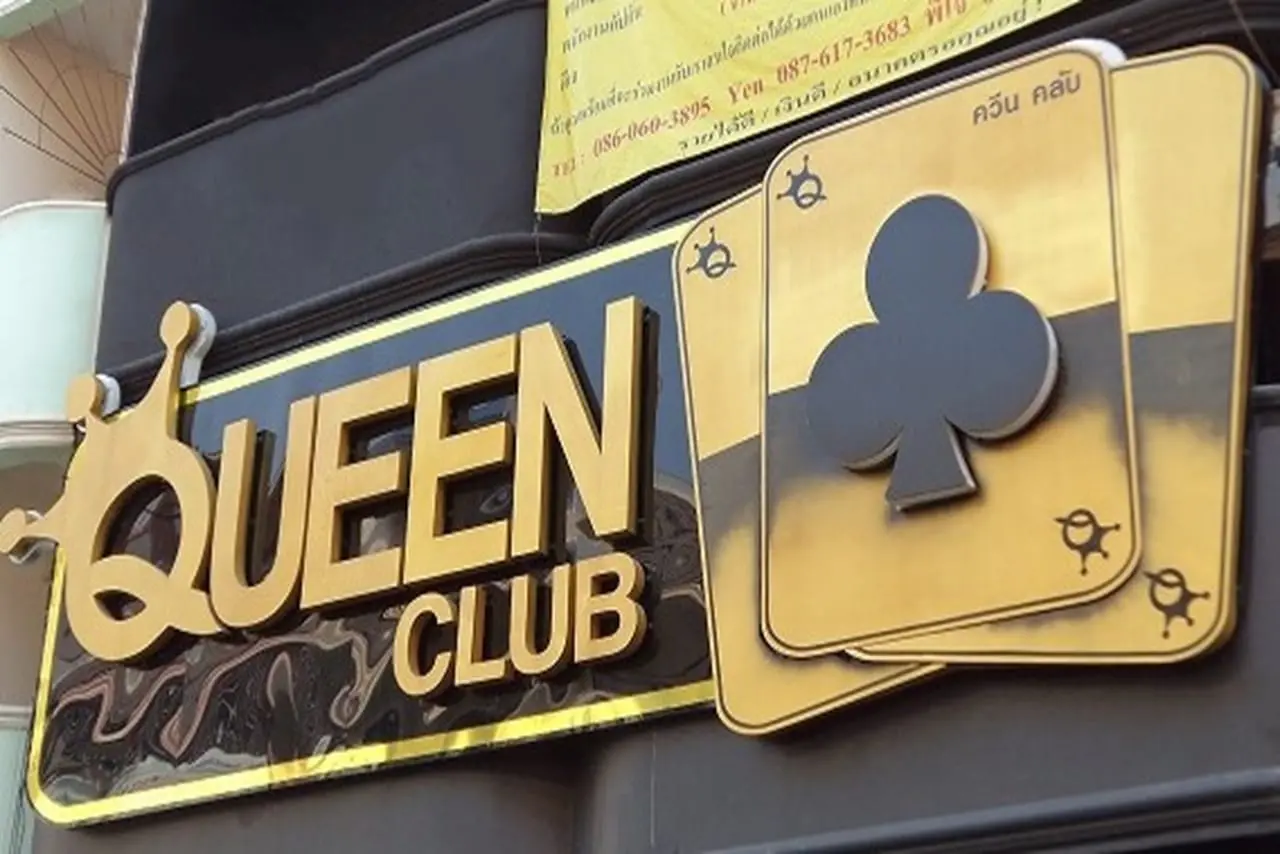 Außenansicht des Queen Club A Go-Go in Pattaya – goldene Schrift auf schwarzem Schild