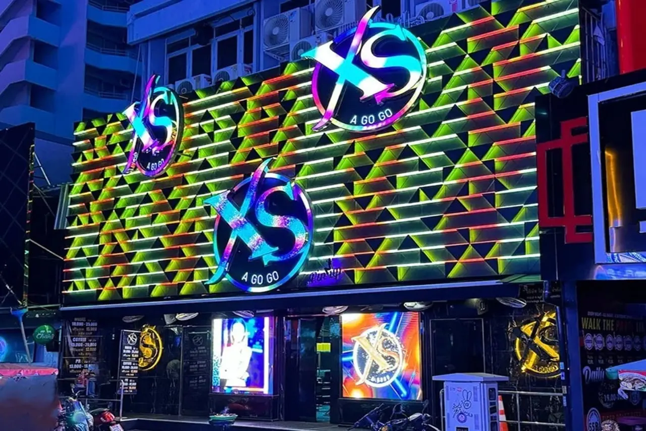 Der bunt beleuchtete Eingangsbereich zur XS A Go-Go Pattaya