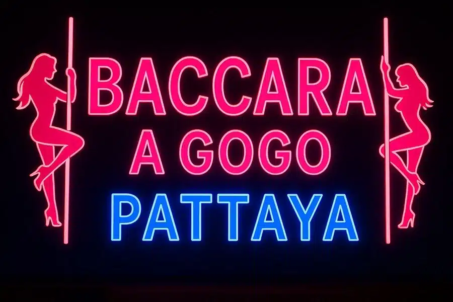 Neonschild mit der Aufschrift Baccara A GoGo Pattaya und zwei stilisierten Tänzerinnen an der Stange bei Nacht.