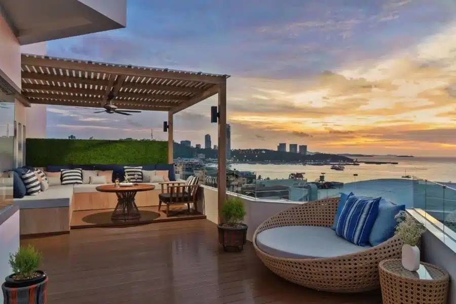 Terrasse mit Meerblick im Fünf-Sterne Avani Pattaya Resort.