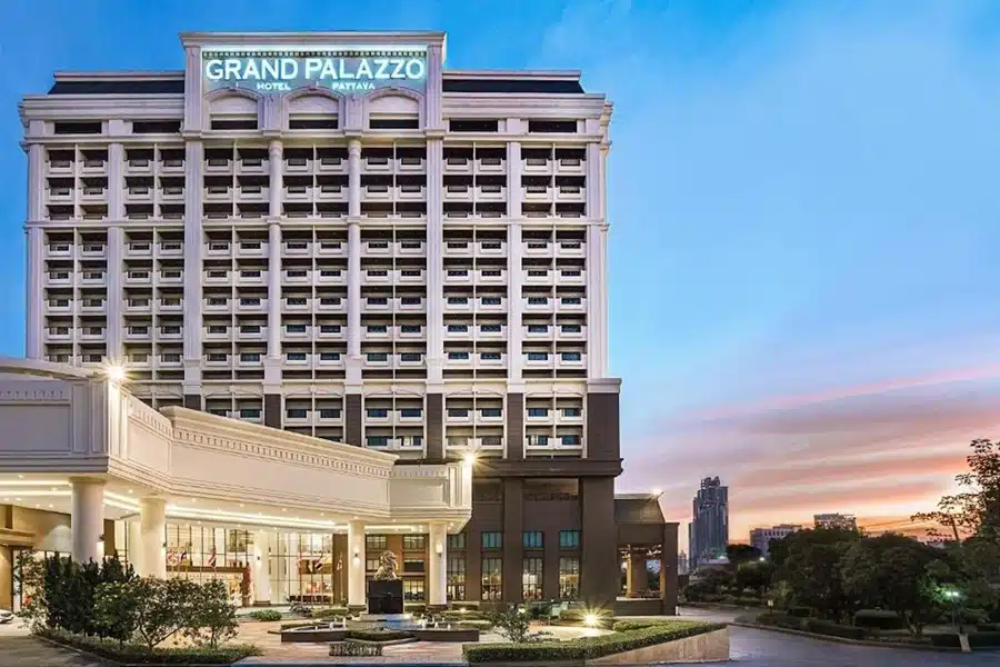 Grand Palazzo Hotel Pattaya mit großem Eingangsbereich