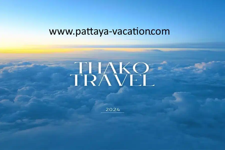 Blauer Himmel mit Schriftzug Home Thako Travel Pattaya Vacation als Symbolbild für Reisetipps und Urlaub in Pattaya.