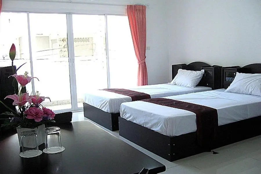Modernes Zimmer mit Einzelbetten im Jomtien Hostel Pattaya
