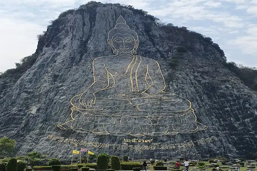 Khao Chee Chan mit goldener Buddha-Darstellung im Felsen bei Pattaya