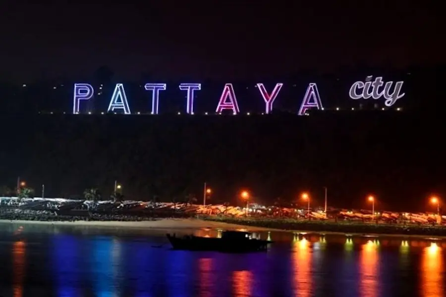 Pattaya City Schriftzug bei Nacht, beleuchtet, Blick vom Meer auf die Stadt für unseren Pattaya Blog